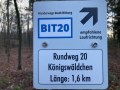 Ein Schild im Wald markiert den Wanderweg BIT20 im Königswäldchen Bitburg. Der Rundweg ist 1,6 km lang und eine Laufrichtung wird empfohlen., © Tourist-Info Bitburger Land