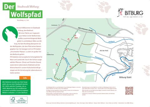 Infotafel des Wolfspfads im Stadtwald Bitburg mit Karte und Informationen.
