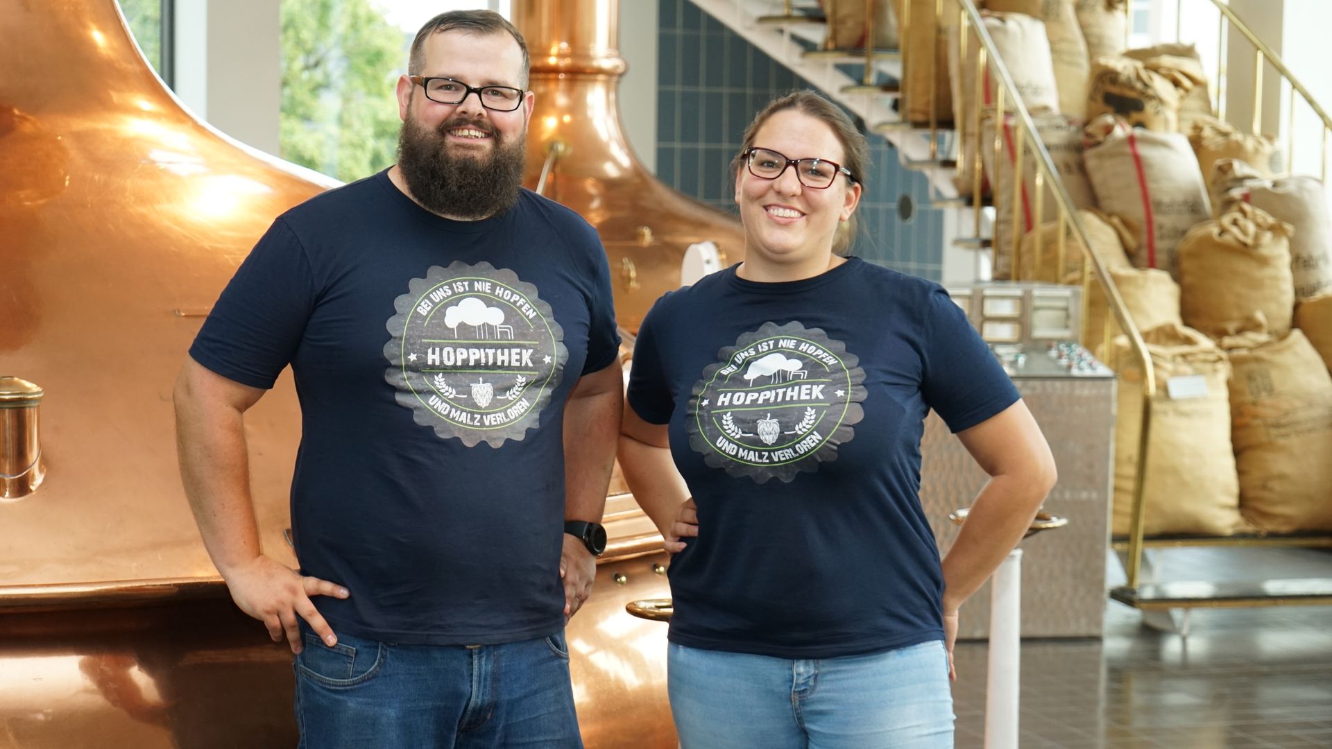 Zwei Biersommeliers im Sudhaus der Bitburger Brauerei