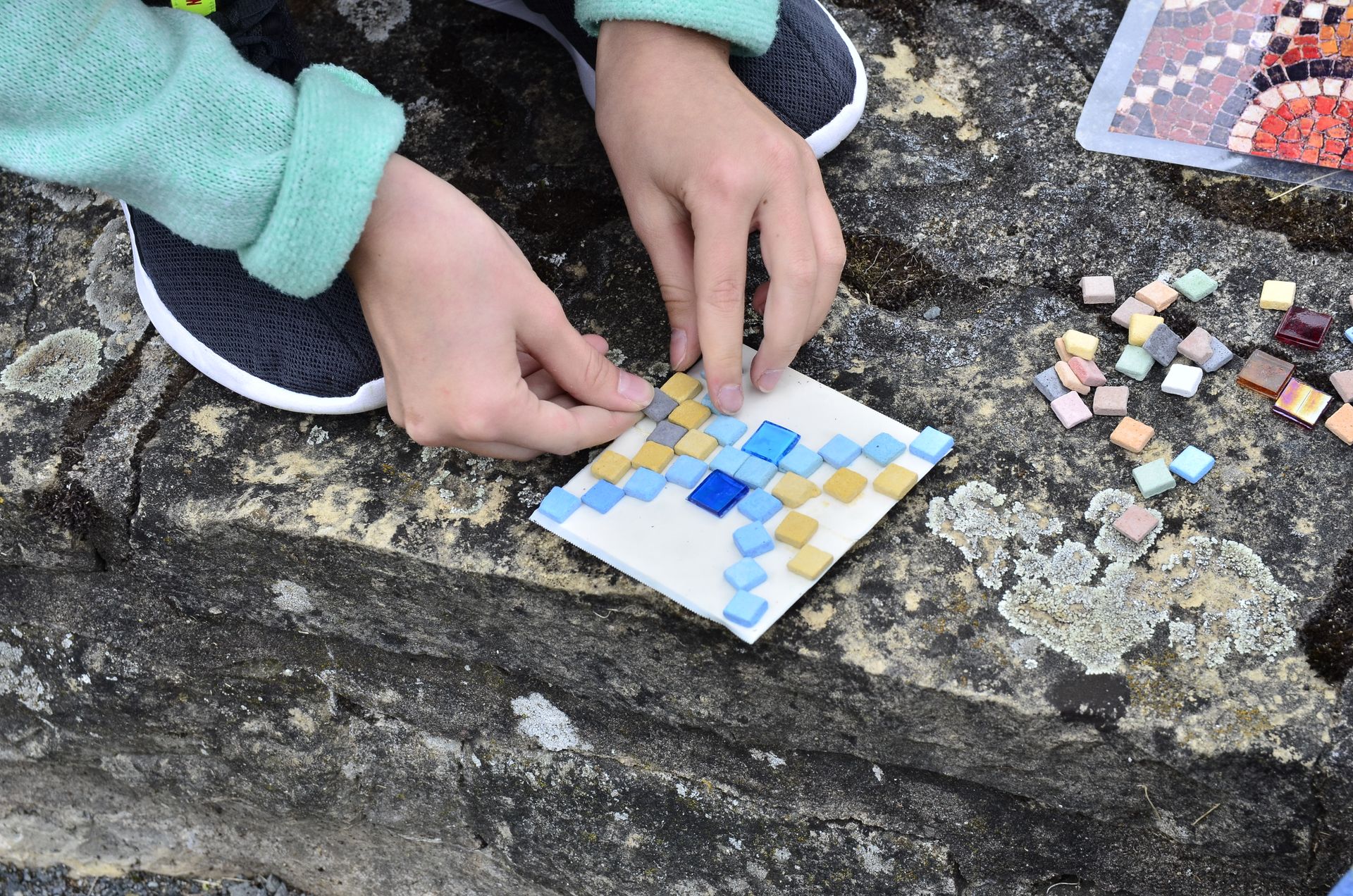 Ein Kind bastelt ein Mosaik