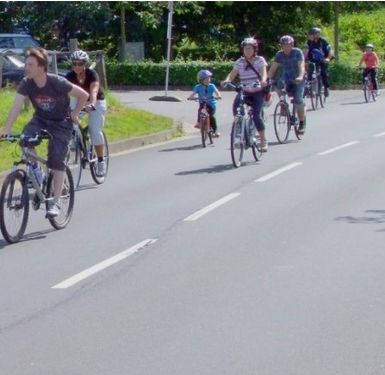 Radfahrer fahren eine Straße runter.