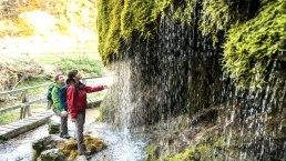 Rafraîchissement à la cascade de Dreimühlen sur le sentier de l'Eifel, © Eifel Tourismus GmbH, D. Ketz