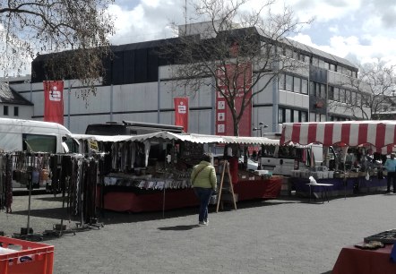 Stands de marché sur la place Beda, © TI Bitburger Land