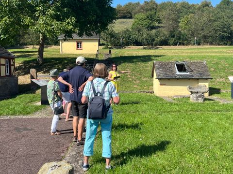 eine Gruppe von Leuten wird über das Gelände der römischen Villa Otrang geführt
