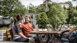 Radfahrer am Hotel-Caf&eacute; Schlossblick, Blankenheim, &copy; Eifel Tourismus GmbH, Dominik Ketz