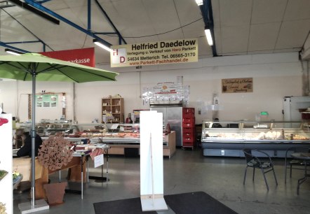 Markstände in der Bitburger Bauernmarkthalle, © Tourist-Information Bitburger Land