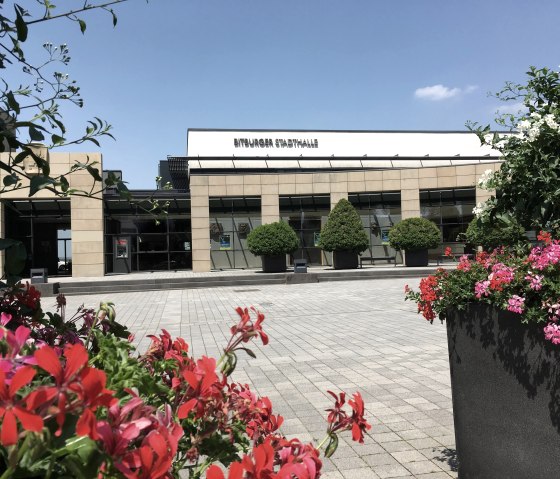 Außenansicht der Stadthalle Bitburg, © TI Bitburger Land