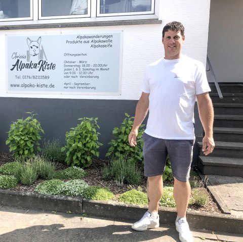 Besitzer Chrissis vor seinem Shop in Messerich, &copy; TI Bitburger Land