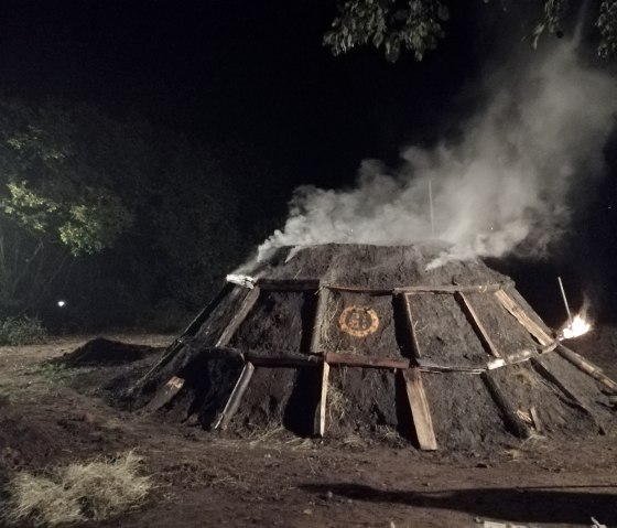 dampfender Kohlenmeiler, &copy; Verkehrsverein Kyllburg