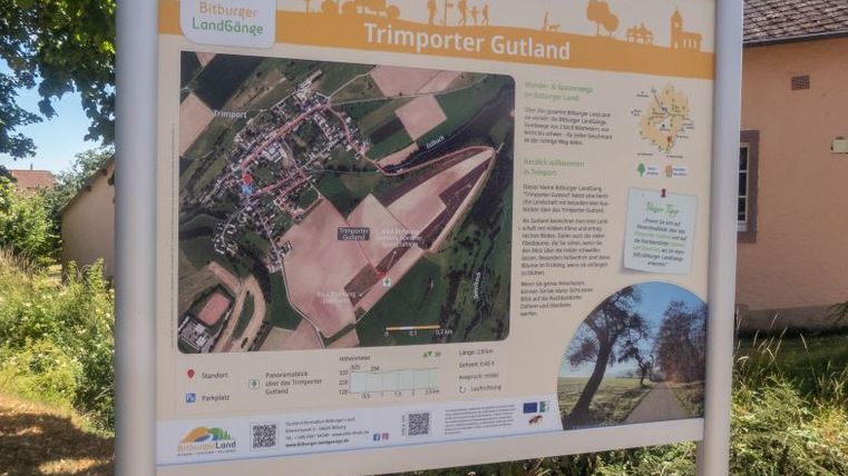 Informationstafel des Trimporter Gutland Wanderwegs im Bitburger Land.