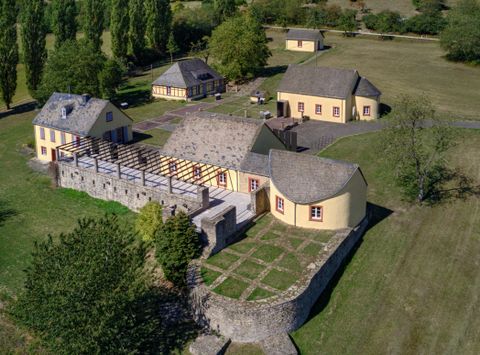 Luftaufnahme von der Römisches Villa Otrang mit den Schutzhäusern.