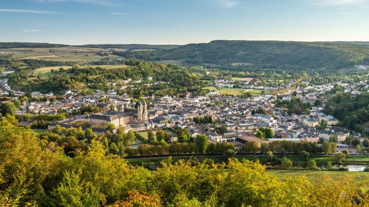 Panoramablick auf Echternach, Luxemburg, umgeben von grünen Hügeln und Wäldern.
