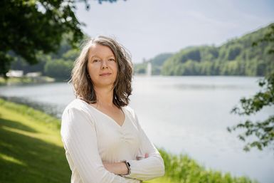 Die Mitarbeiterin Melanie Salzburger von der Tourist-Info Bitburger Land steht vor dem Stausee Bitburg