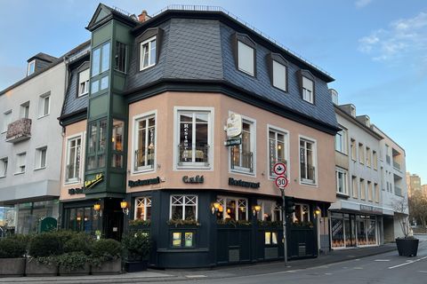 Ein charmantes Restaurant mit einem besonderen Architekturdesign. Es befindet sich an einer Straßenecke und hat große Fenster mit Blick auf die Straße.