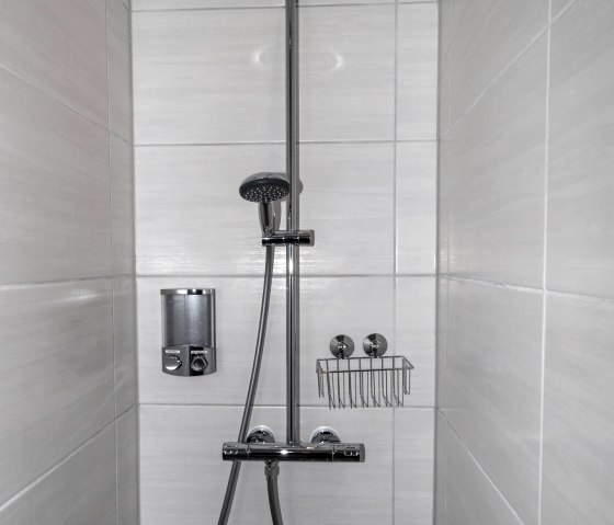 APT -walk-in shower in the bathroom, &copy; Gerhard M&uuml;ller